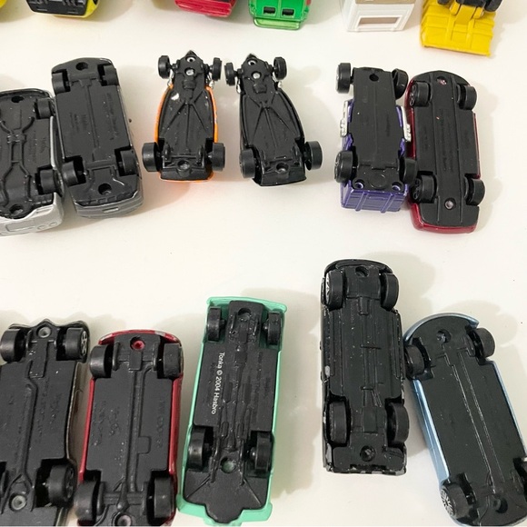 Lot of 28 Diecast Cars Maisto Toys - Picture 12 of 16